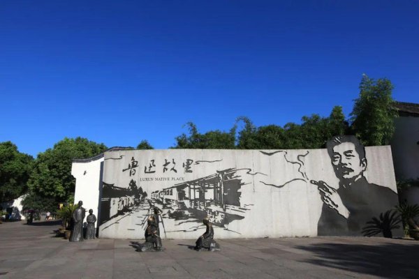 优配配件助手 “鲁迅夹烟”网红打卡墙被投诉「误导青少年」，网友吵翻了！